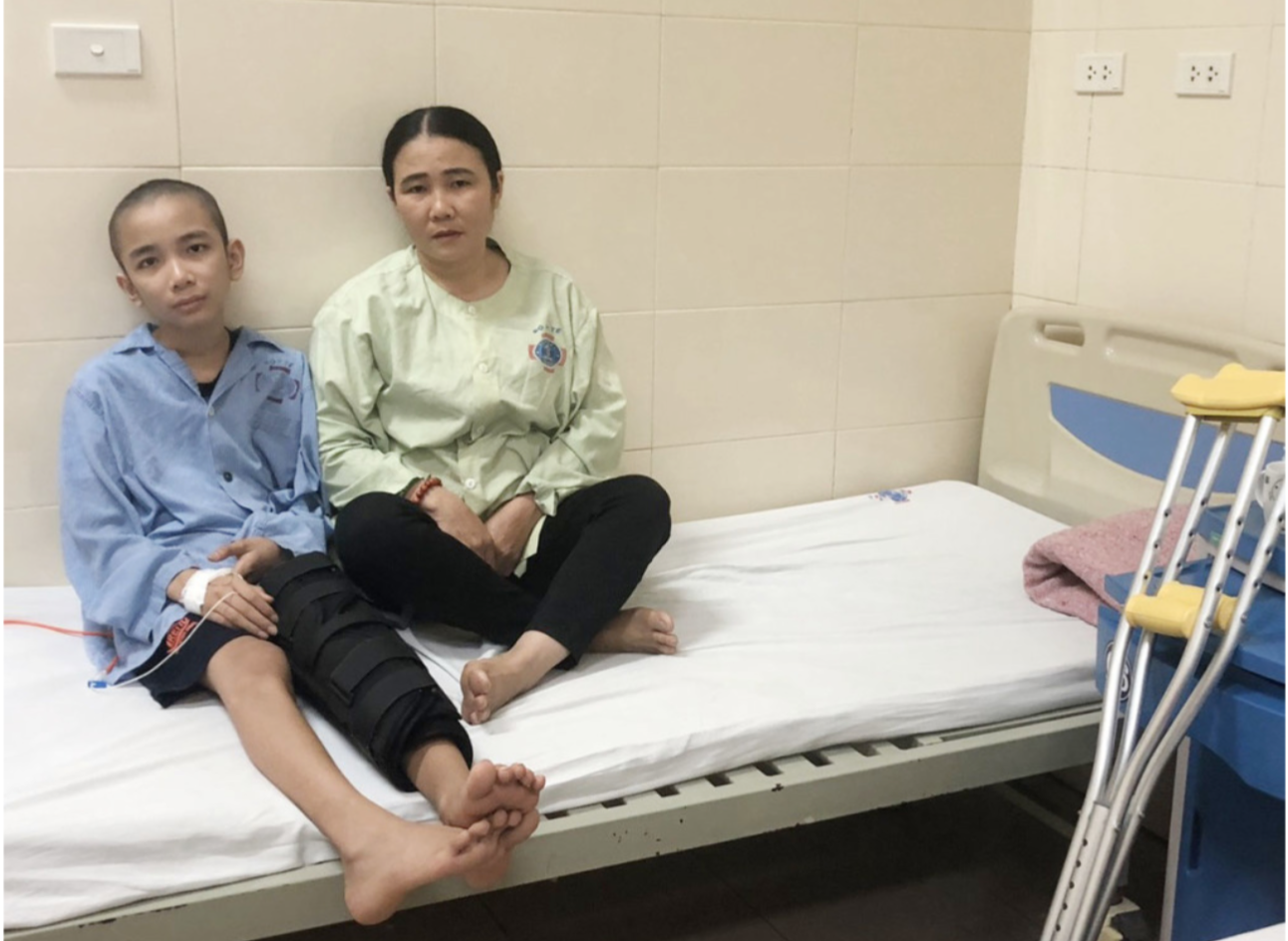 Thông và mẹ khi em đang điều trị tại bệnh viện K Tân Triều, Hà Nội. Ảnh: NVCC