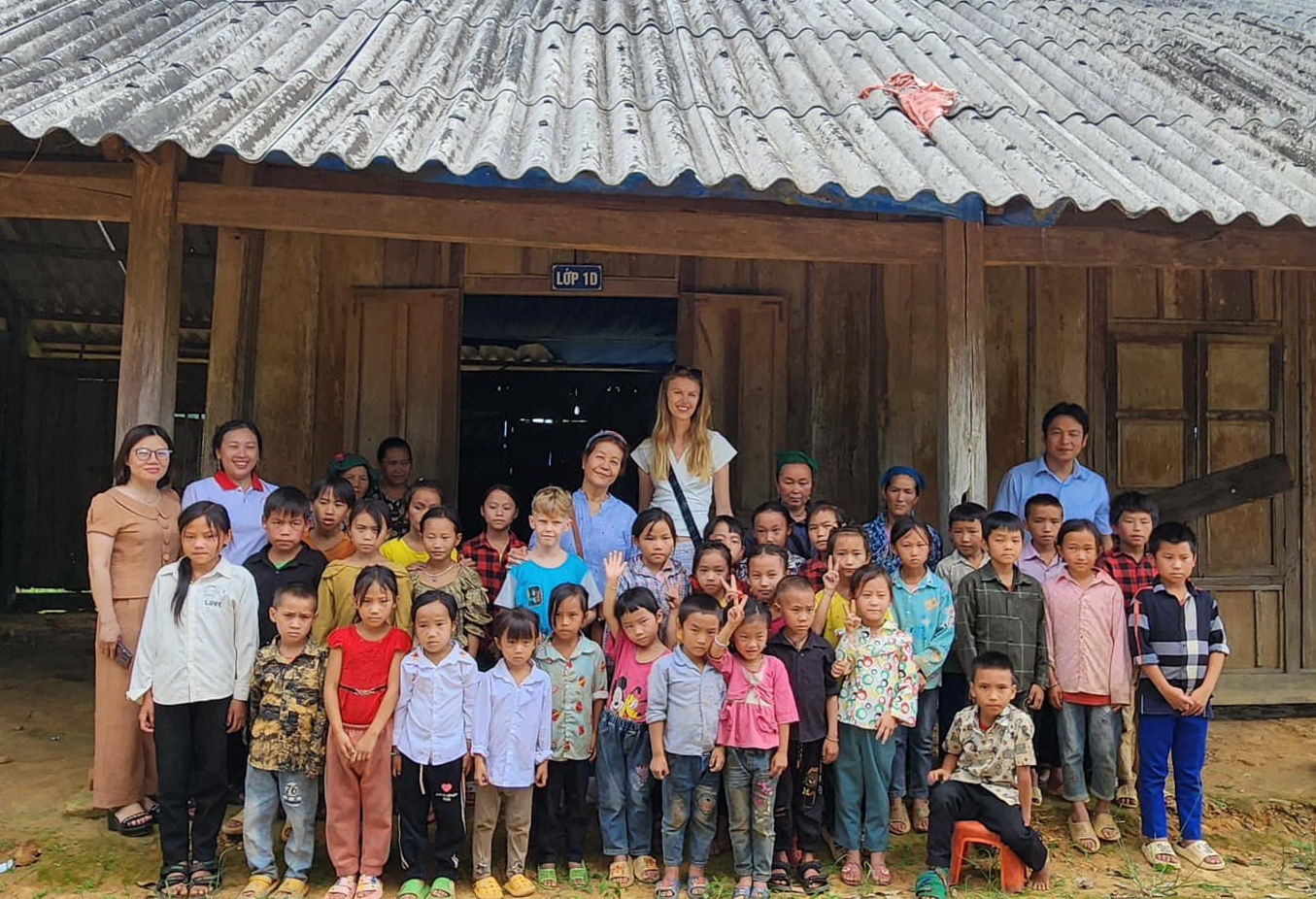 Isobel (cao nhất) cùng con trai và chị Ngọc Lan (bên cạnh) chụp ảnh lưu niệm cùng thầy và trò Trường tiểu học Lữ Thành, Kỳ Sơn, Nghệ An vào tháng 7/2023. Ảnh: Sát cánh cùng gia đình Việt