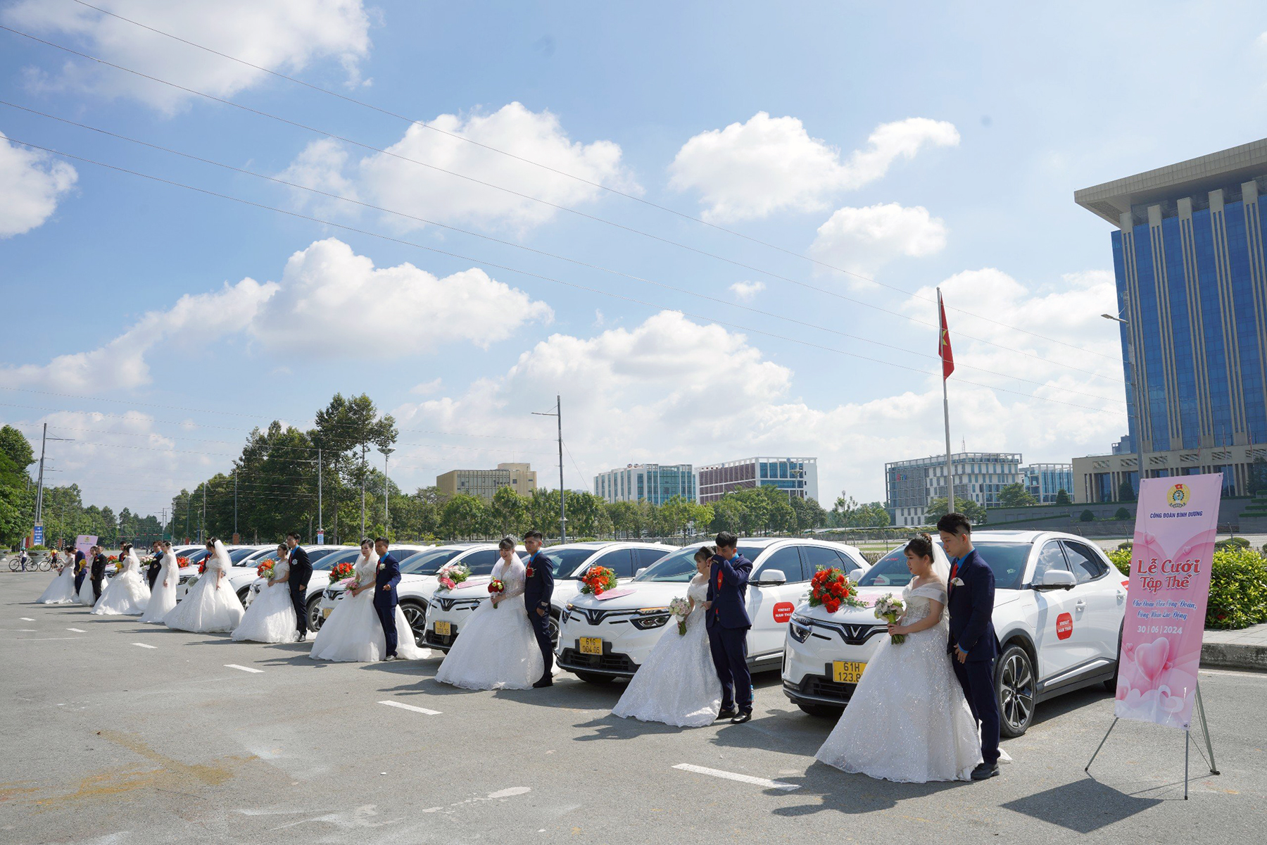 Xe hoa đón 10 cặp vợ chồng công nhân tại điểm tập trung để bắt đầu tham quan, chụp ảnh kỉ niệm trước khi vào lễ cưới, ngày 30/6/2024. Ảnh: Đ.T