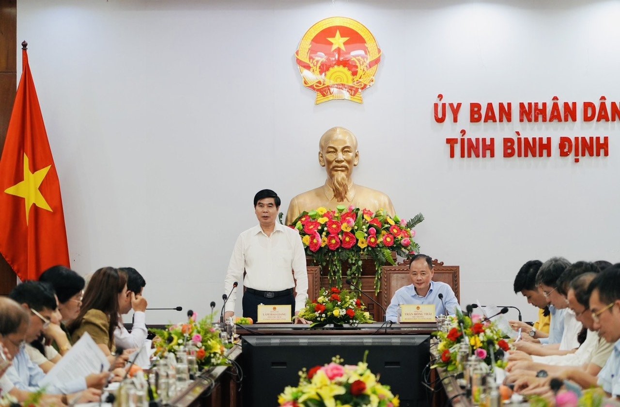 Ông Lâm Hải Giang, Phó Chủ tịch UBND tỉnh Bình Định (đứng) chia sẻ kết quả hoạt động khoa học công nghệ, đổi mới sáng tạo của địa phương với đoàn công tác Bộ Khoa học và Công nghệ. Ảnh: TTTT