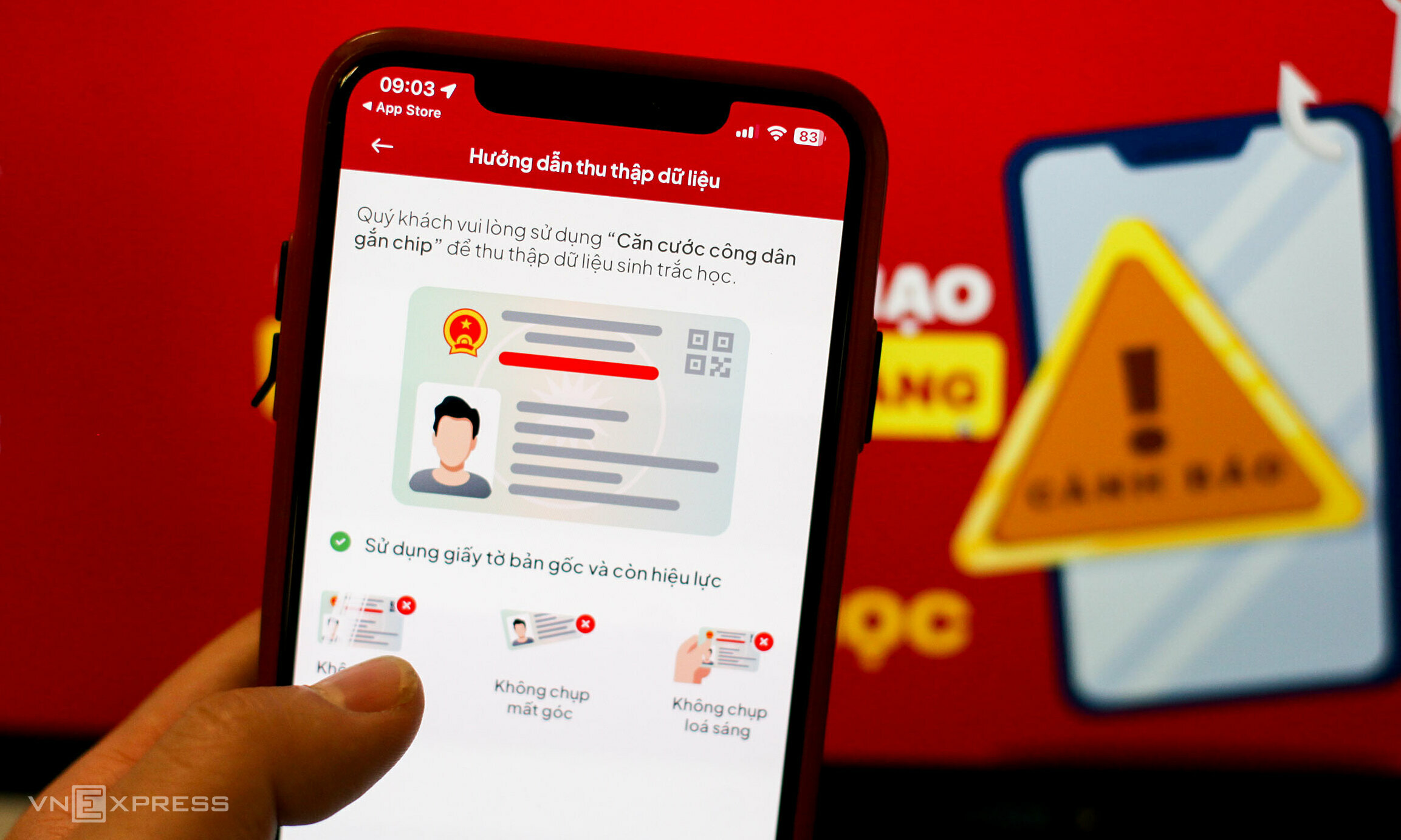 Hướng dẫn xác thực sinh trắc học trên một ứng dụng ngân hàng. Ảnh: Khương Nha