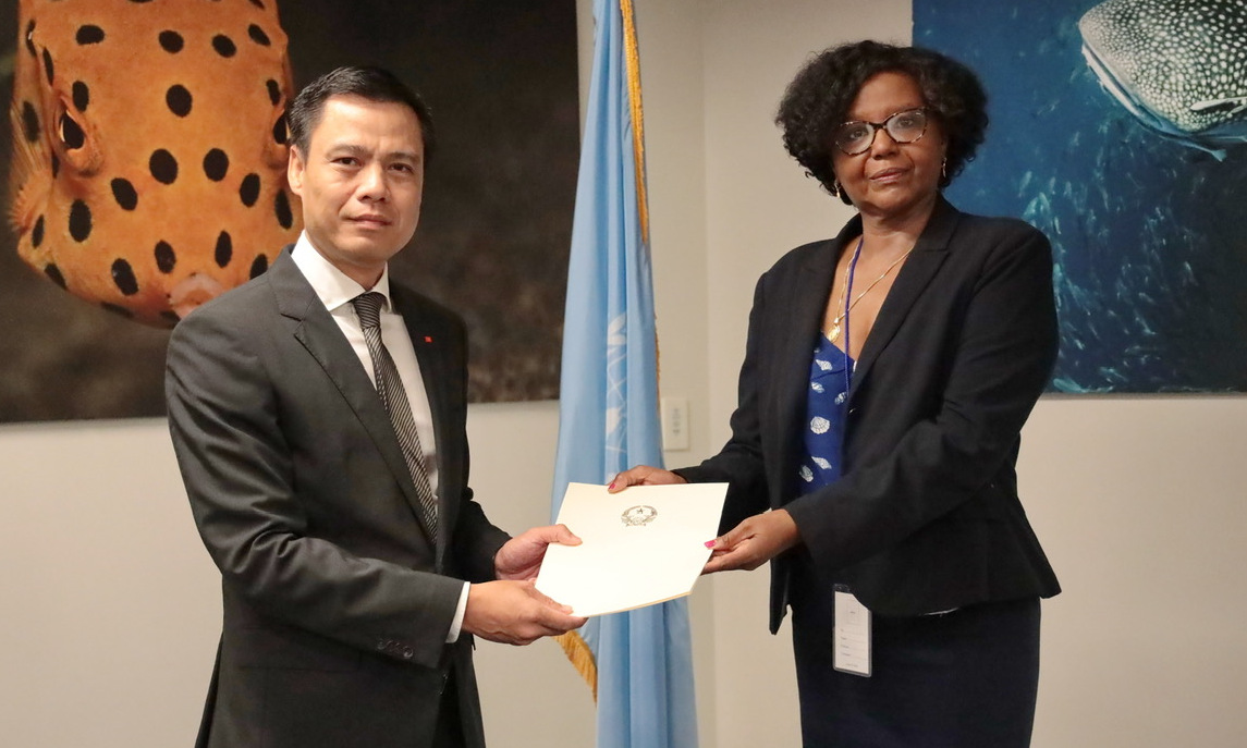 Đại sứ Đặng Hoàng Giang (trái) nộp hồ sơ đệ trình lên CLCS hôm 17/7. Ảnh: BNG