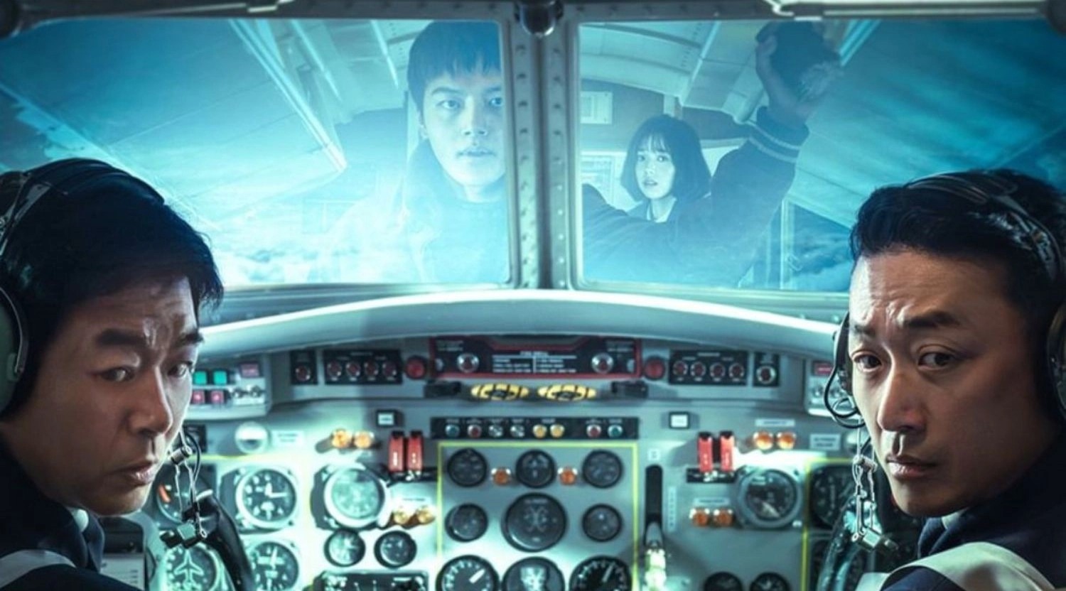 Ha Jung Woo (phải) và Sung Dong Il (trái) lần đầu hợp tác trong phim điện ảnh. Các diễn biến, tình tiết trong Vây hãm trên không được đánh giá khó đoán, kịch tính. Ảnh: Sony Pictures