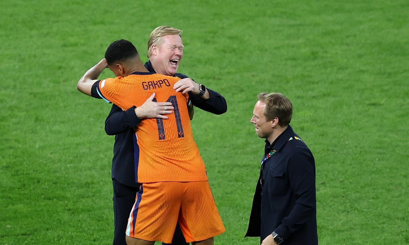 HLV Koeman ôm Gakpo mừng sau khi Hà Lan thắng Thổ Nhĩ Kỳ ở tứ kết Euro 2024. Ảnh: KNVB