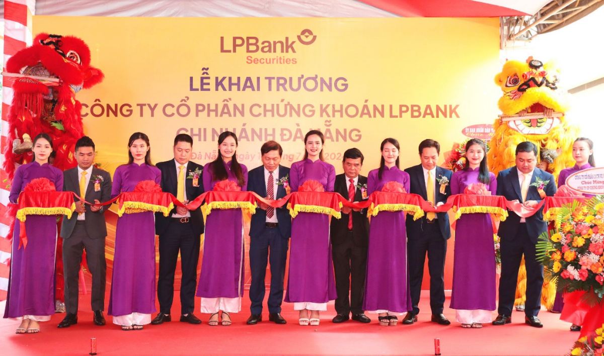 Đại diện Ngân hàng Nhà nước chi nhánh Đà Nẵng, Sở Tài chính Đà Nẵng, LPBank, LPBS cắt băng khánh thành tại sự kiện khai trương. Ảnh: LPBank