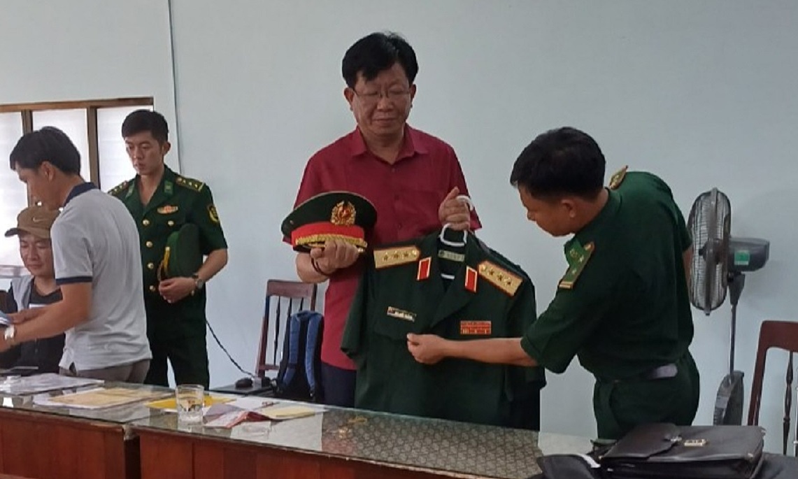 Ông Thắng bị cán bộ biên phòng và công an kiểm tra quân phục giả. Ảnh: Đức Minh