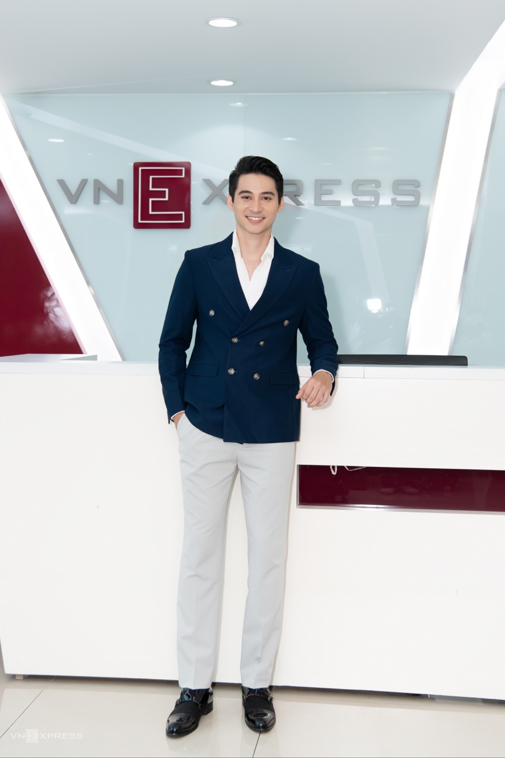 Nam vương Tuấn Ngọc giao lưu cùng truyền thông sau đăng quang. Ảnh: Sơn Minh Trí