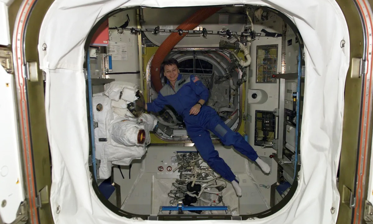 Phi hành gia Peggy Whitson trôi lơ lửng trong Trạm Vũ trụ Quốc tế (ISS). Ảnh: NASA