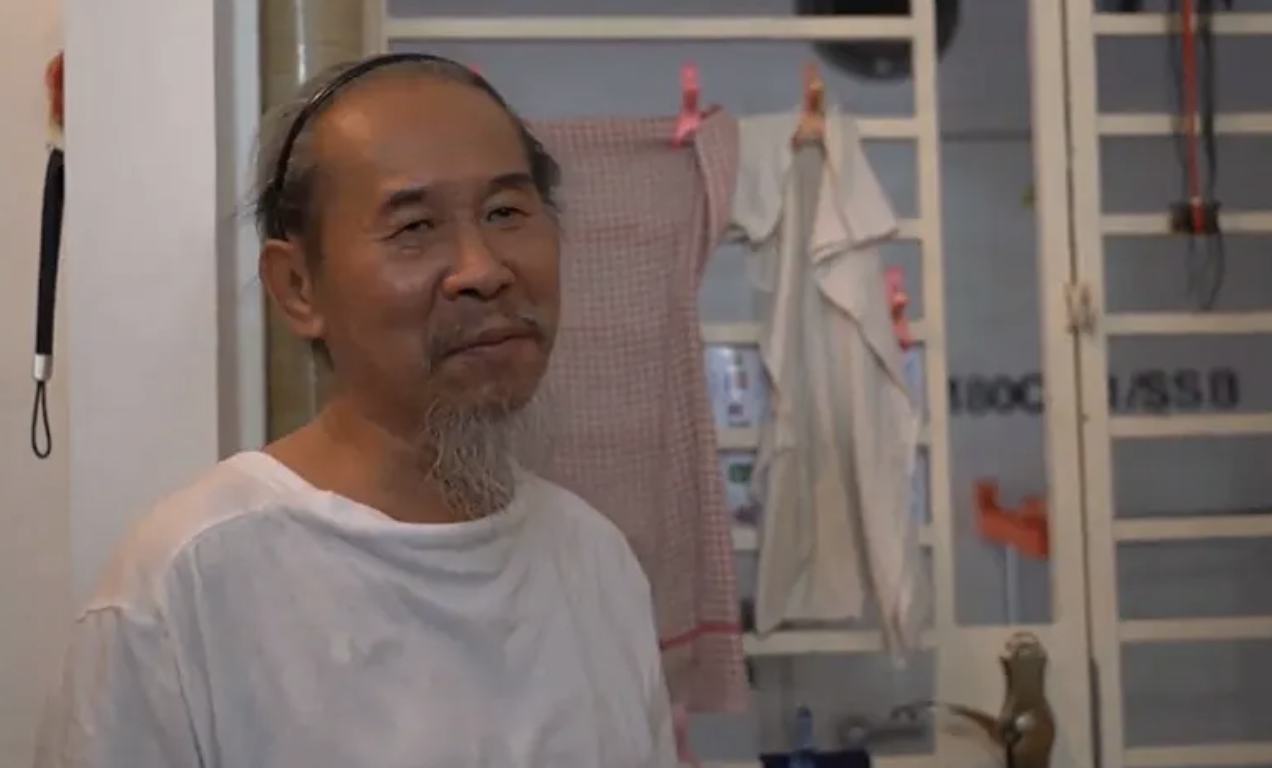 Ông Heng Aik Min trong căn hộ ở Singapore. Ảnh: CNA