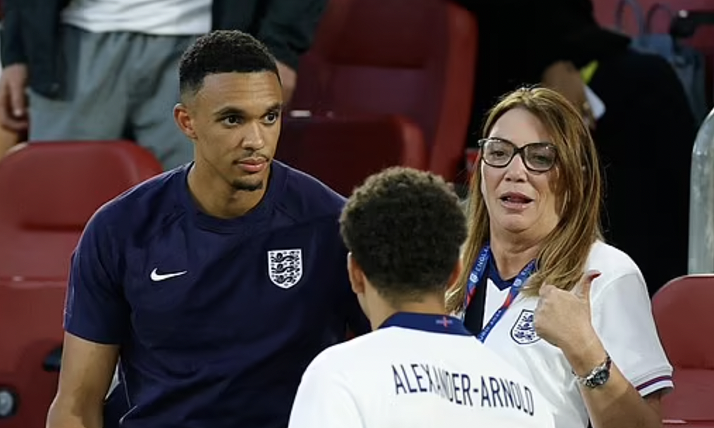 Alexander-Arnold (trái) cùng người thân sau trận thắng Thụy Sĩ ở loạt đá luân lưu tại tứ kết Euro trên sân Dusseldorf, ngày 6/7/2024. Ảnh: Reuters