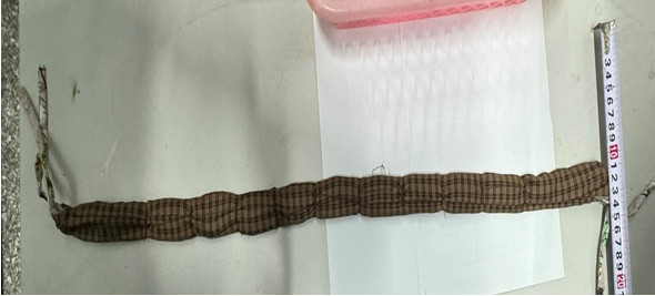 Túi vải đựng vàng buộc quanh thắt lưng của ông Hoàng. Ảnh: Hải quan cửa khẩu Lao Bảo