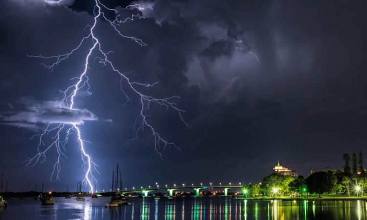 Sét đánh ở vịnh Sarasota, Florida. Ảnh: Damon Powers