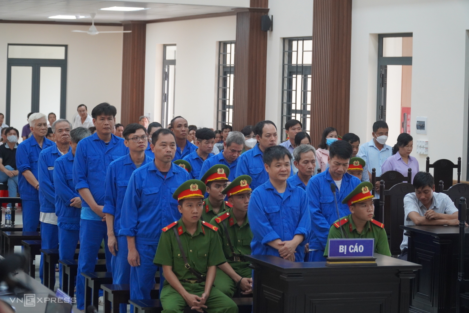 Nhóm cán bộ xã, huyện ở Chợ Mới, tại phiên tòa, ngày 15/7. Ảnh: Ngọc Tài