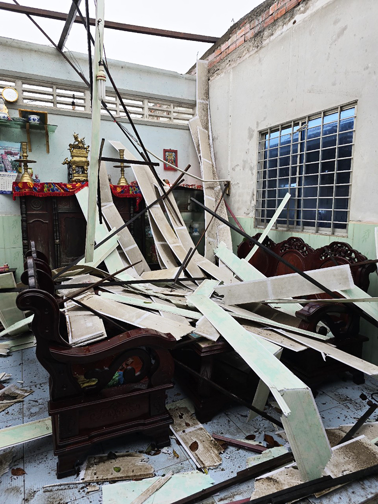 Mái tôn bị tốc, la phông rơi xuống nhà dân sau cơn lốc xoáy tại huyện Chợ Lách. Ảnh: Nam An