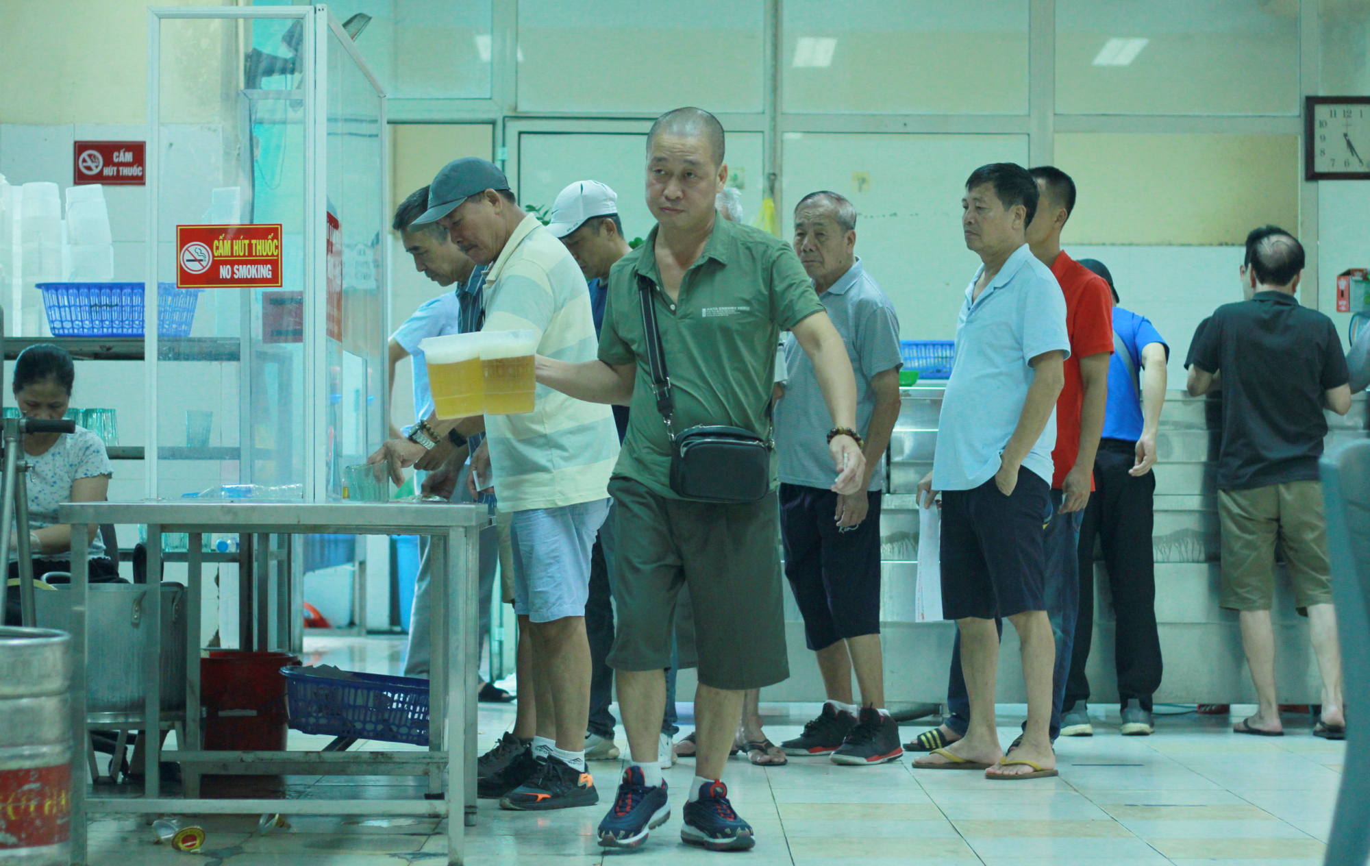 Uống bia bao cấp ở Hà Nội