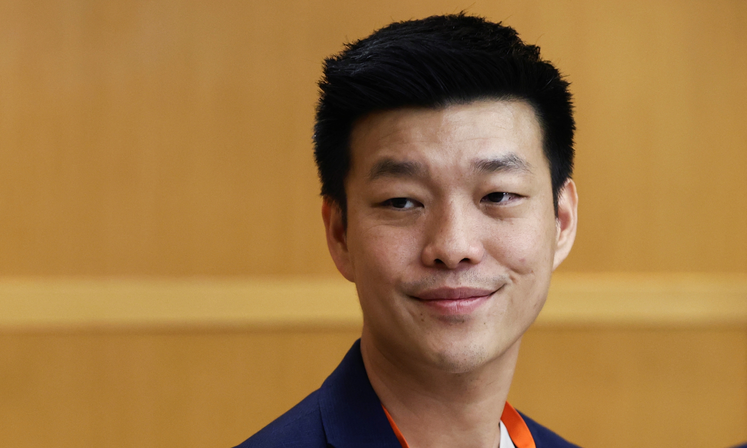 Lãnh đạo đảng Nhân dân Natthaphong Ruengpanyawut trong cuộc họp báo ở Bangkok, Thái Lan, ngày 9/8. Ảnh: AFP