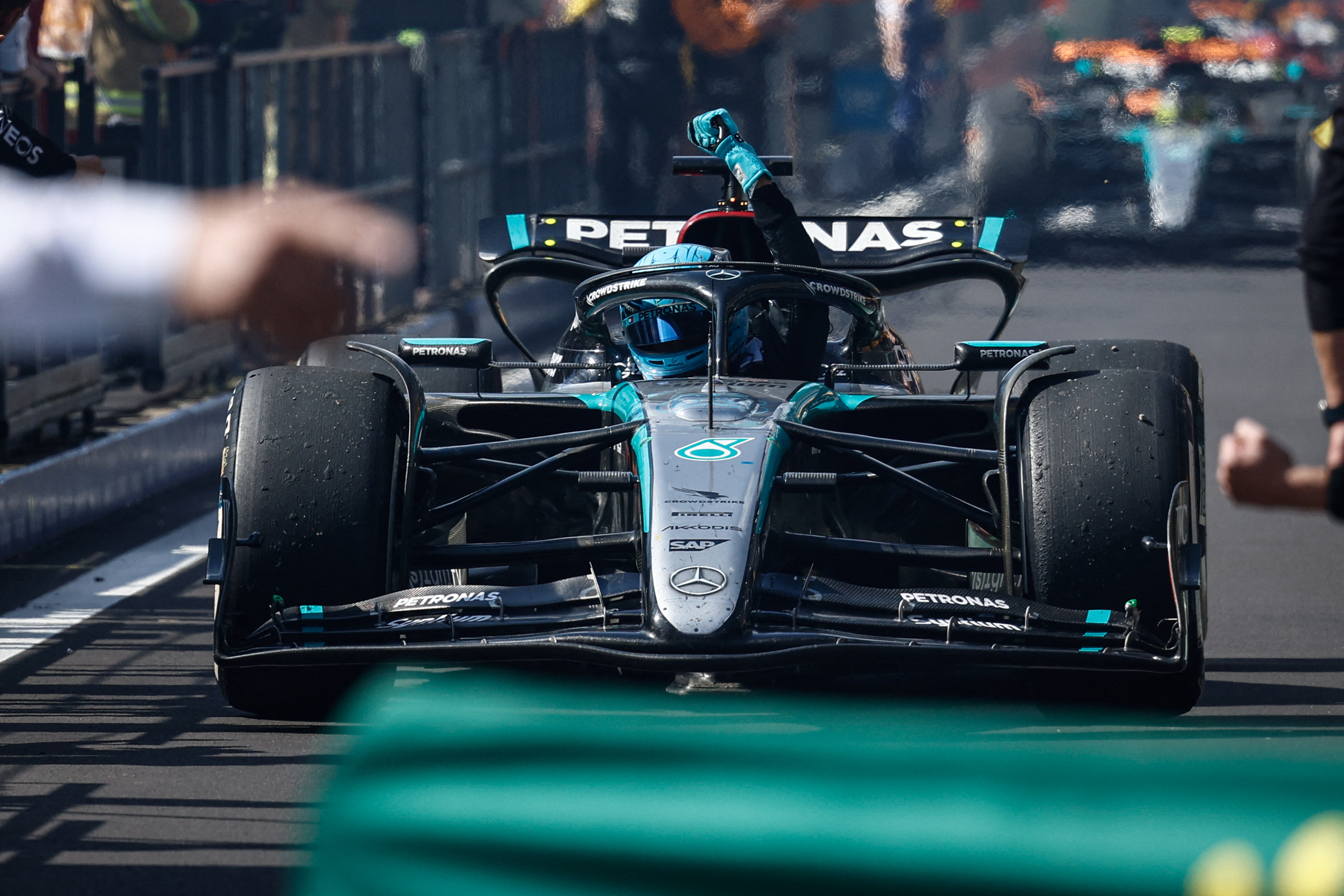 Chiếc W15 của George Russell bị mòn đáng kể lốp khi anh về nhất Grand Prix Bỉ trên đường đua Spa-Francochamps ngày 28/7. Ảnh: AFP