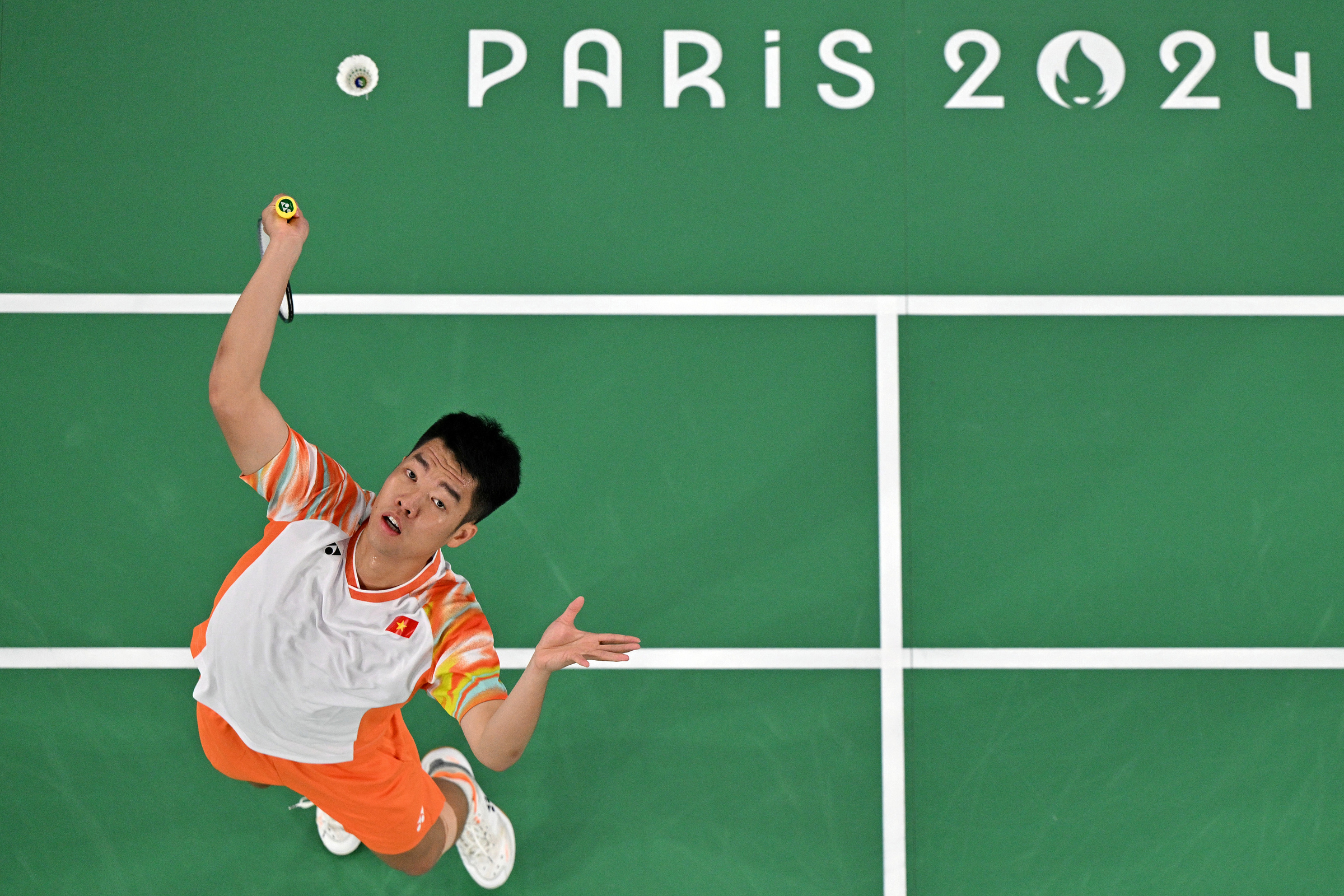 Tay vợt Việt Nam Lê Đức Phát trong pha nhảy đập cầu ở trận thắng VĐV Đức Fabian Roth 2-0 ở trận ra quân bảng K cầu lông đơn nam Olympic Paris 2024 tại nhà thi đấu Porte de la Chapelle, Paris ngày 31/7. Ảnh: AFP