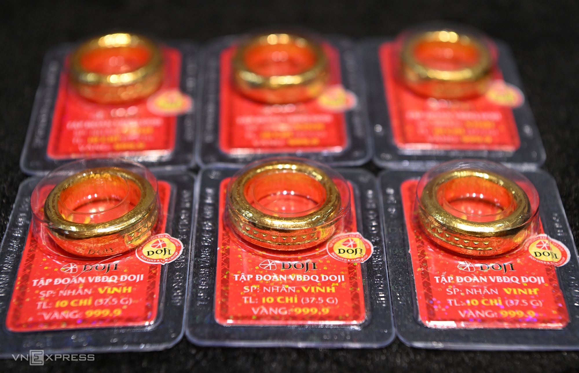 Giao dịch vàng nhẫn tại một cửa hàng trên đường Trần Nhân Tông (Hà Nội), tháng 5/2024. Ảnh: Giang Huy