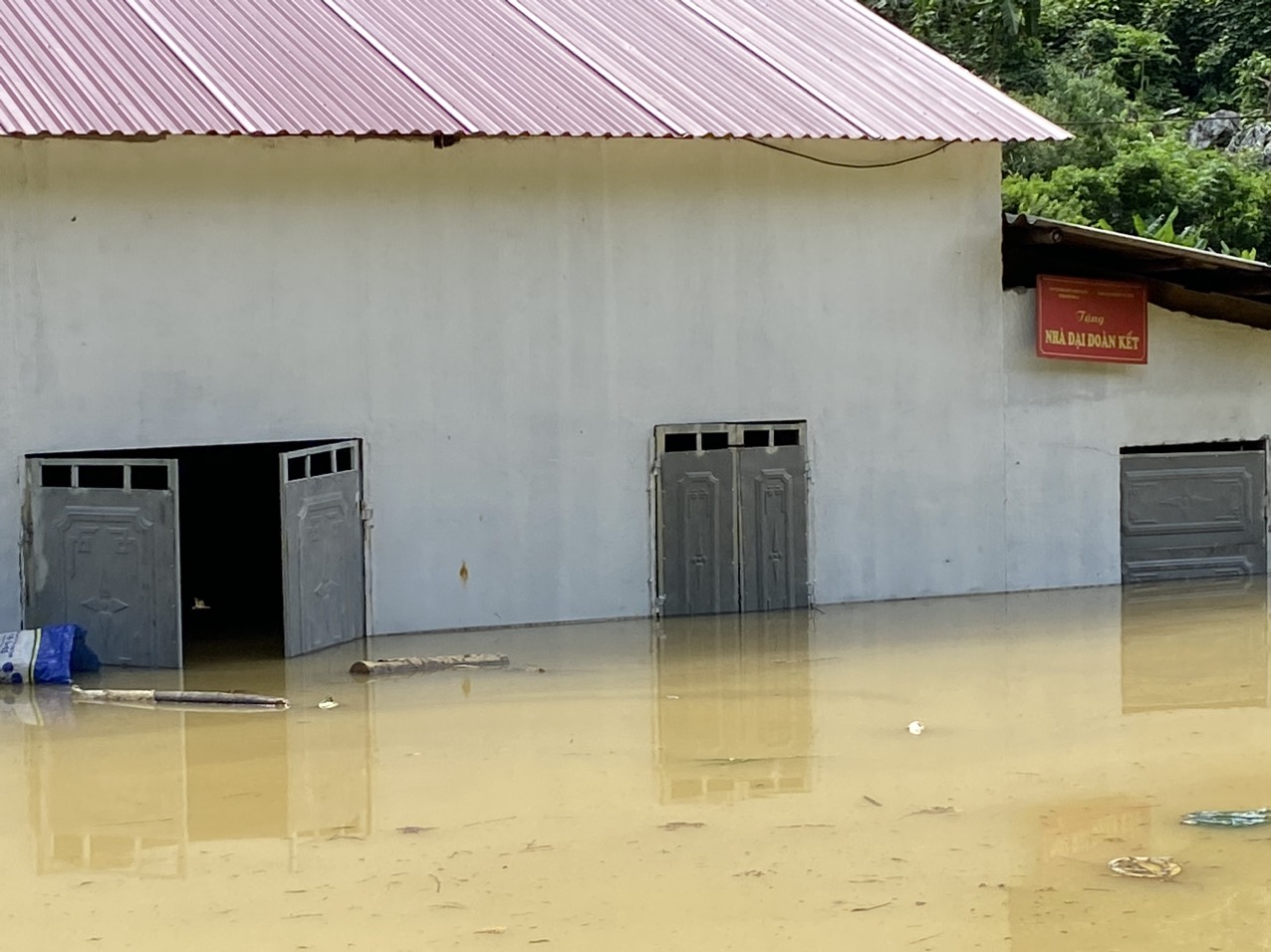 Ngôi nhà ở xã Chiềng Đen ngập hơn 1 m. Ảnh: Cà Văn Long