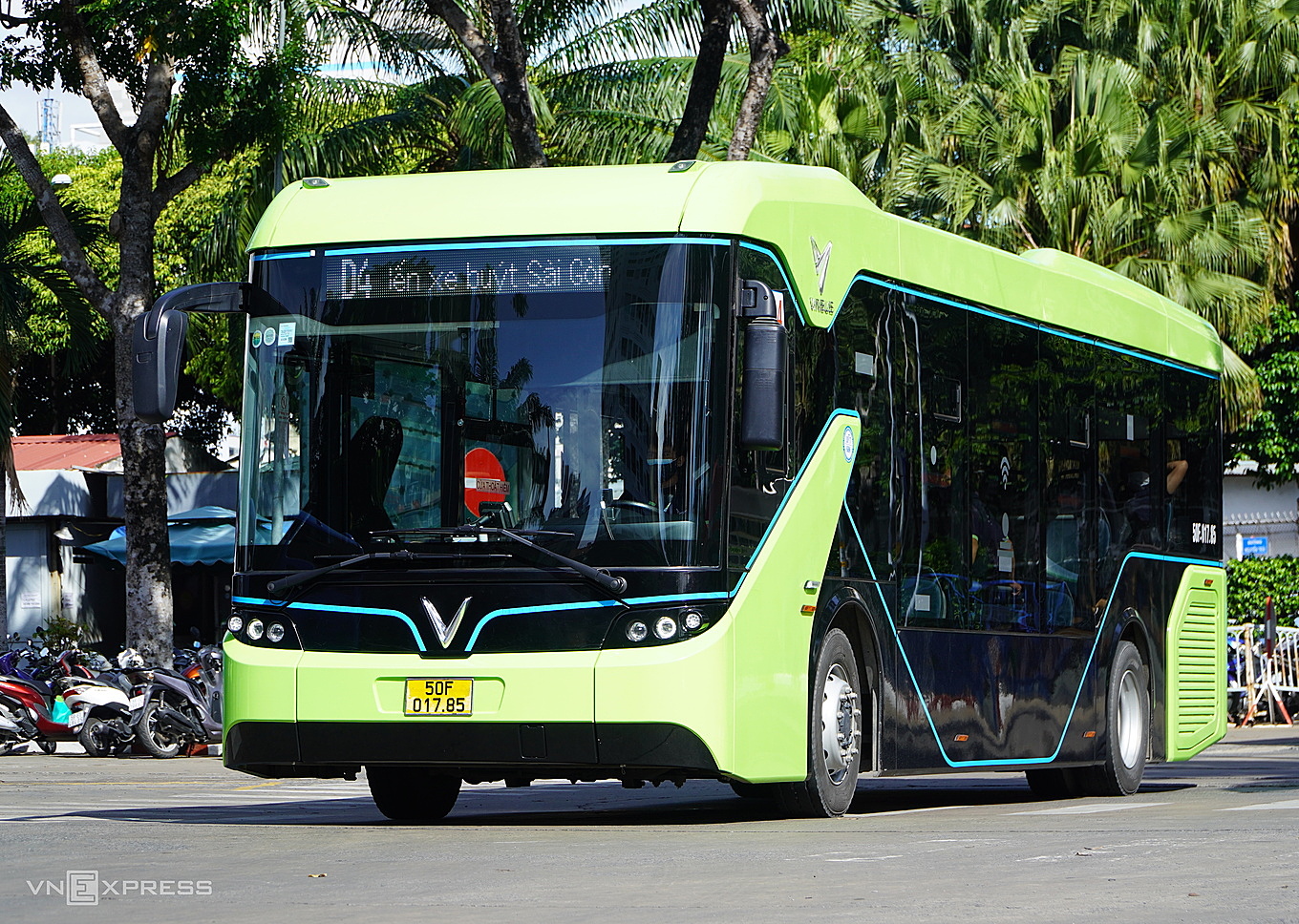 Buýt điện D4 chạy ở trung tâm TP HCM, đầu năm 2024. Ảnh: Gia Minh