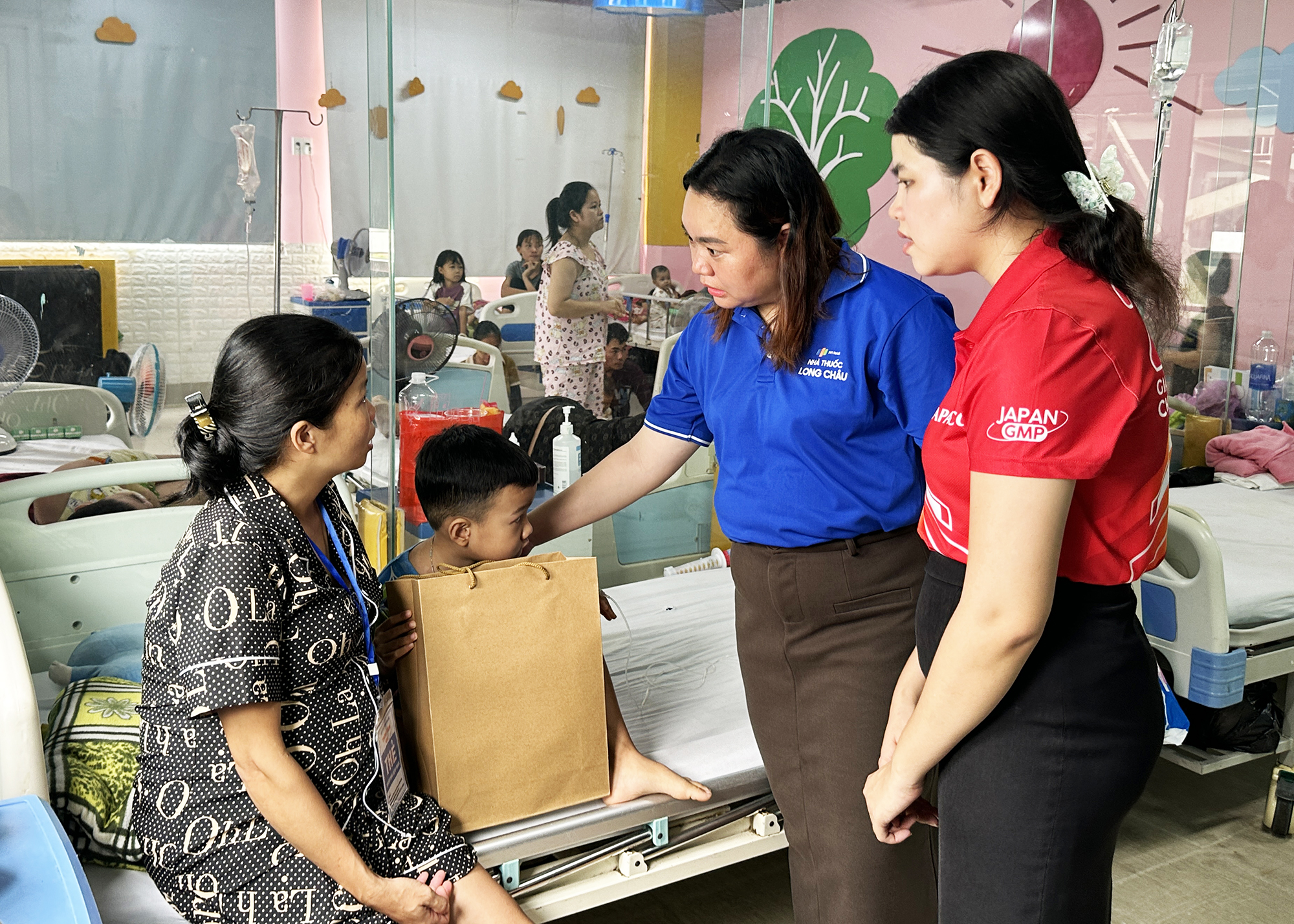 Đại diện FPT Long Châu, Quỹ Hy vọng và Dược Hậu Giang trao tài trợ cho các bệnh nhi tại Bệnh viện TW Huế.