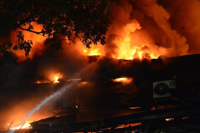 lua1-3863-1723834496 Quán bar chìm trong biển lửa. Ảnh: Phạm Chiểu