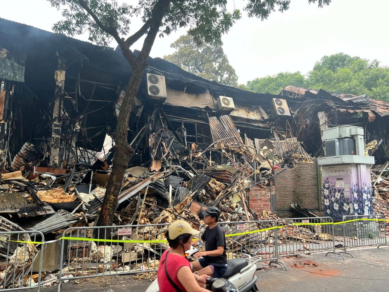 Quán bar hai tầng đổ sập sau vụ cháy. Ảnh: Phạm Chiểu