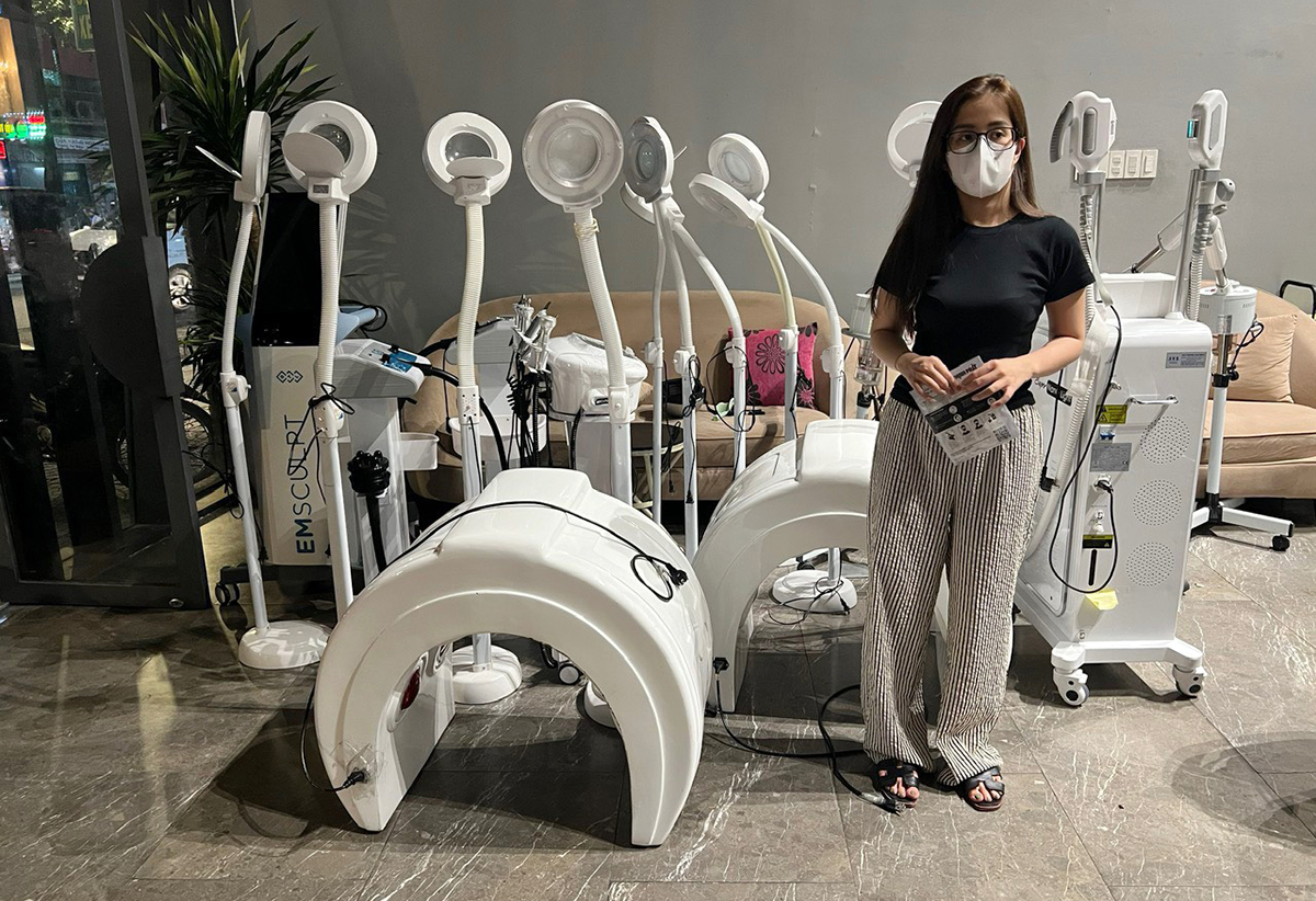 Bà chủ spa cùng máy móc khi cảnh sát kiểm tra. Ảnh: Công an cung cấp