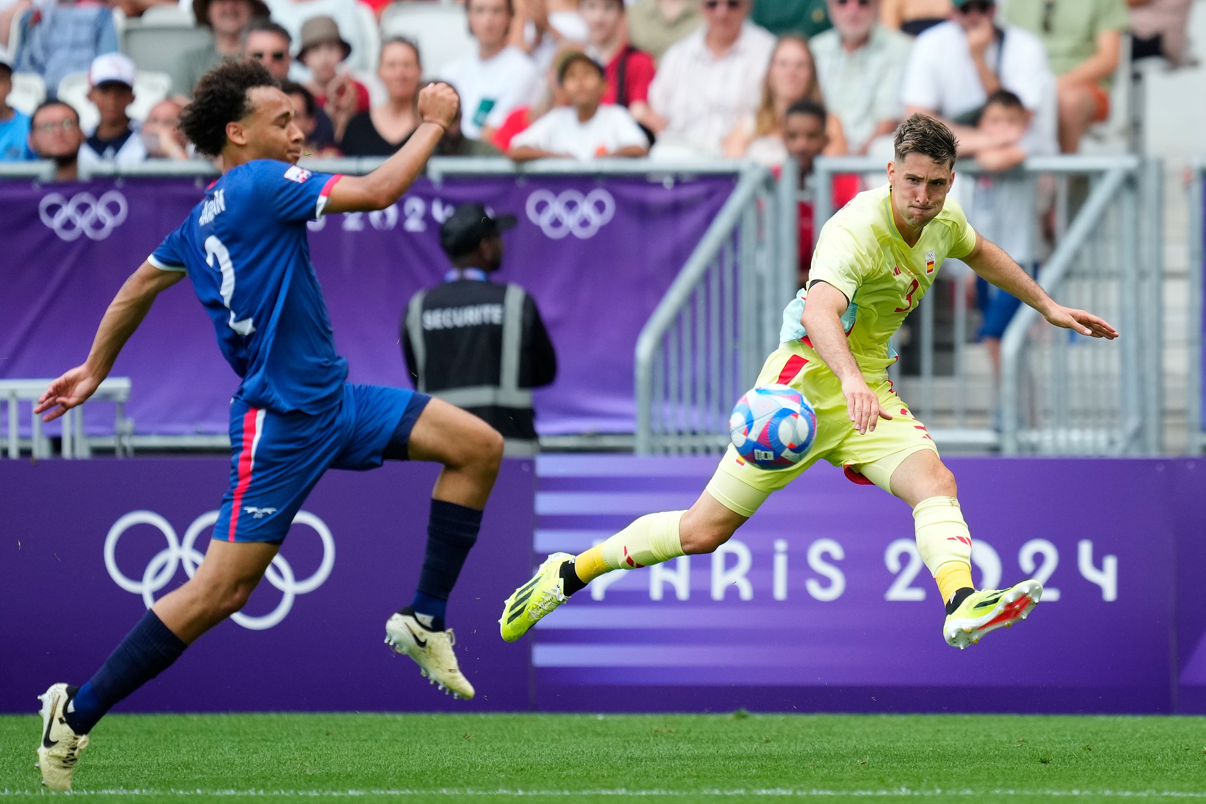 Hậu vệ Tây Ban Nha Juan Miranda tạt bóng trong trận thắng CH Dominica 3-1 ngày 27/7. Ảnh: RFEF