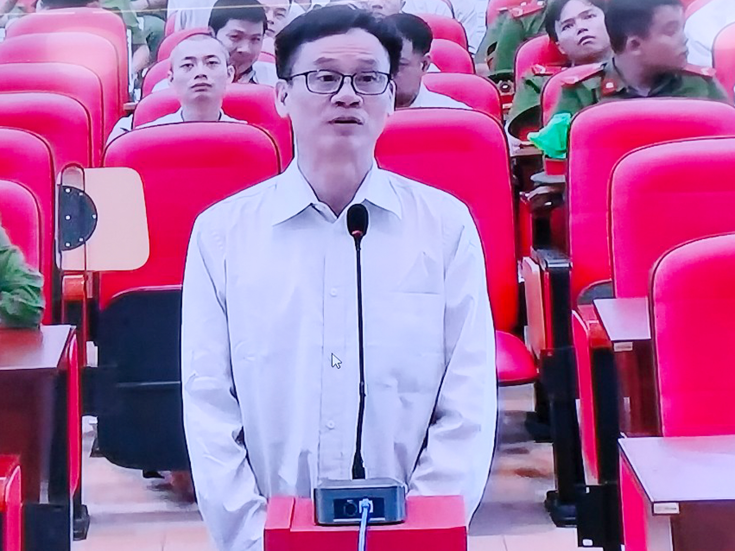 Ông Trần Kỳ Hình theo dõi phiên tòa qua màn hình tại điểm Trại tạm giam T30 sáng nay. Ảnh: Hải Duyên