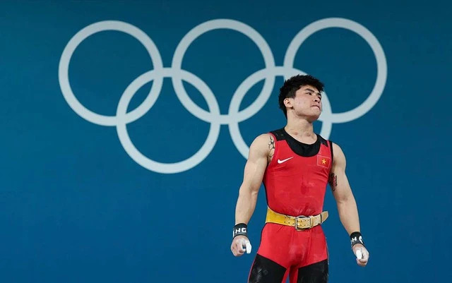 Trịnh Văn Vinh buồn sau thất bại ở Olympic 2024, cử tạ hạng dưới 61kg nam, tại Pháp ngày 7/8/2024. Ảnh: Reuters