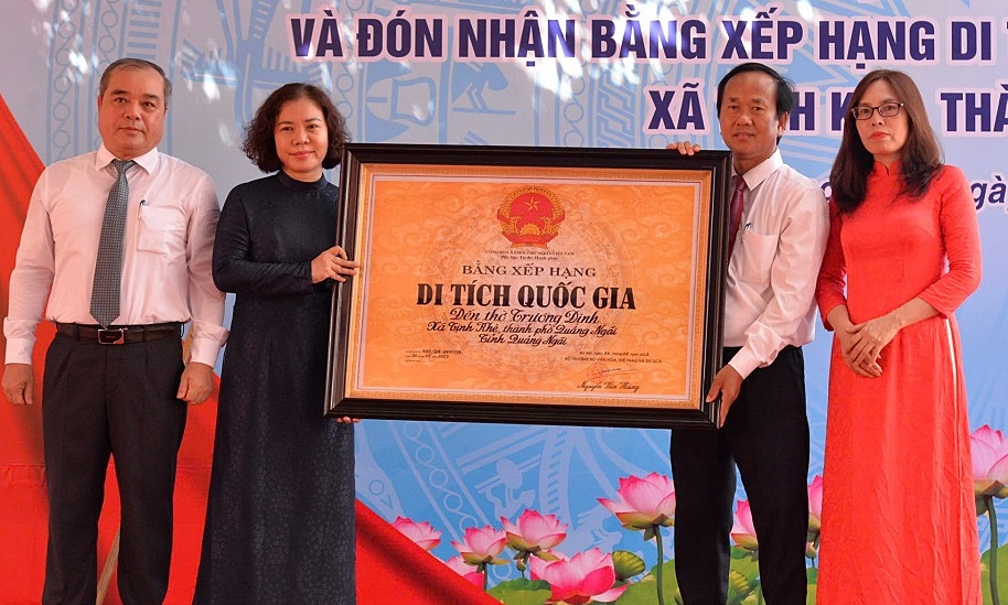 Lãnh đạo tỉnh Quảng Ngãi đón nhận bằng xếp hạng di tích quốc gia Đền thờ Trương Định, sáng 18/8. Ảnh: Thạch Thảo
