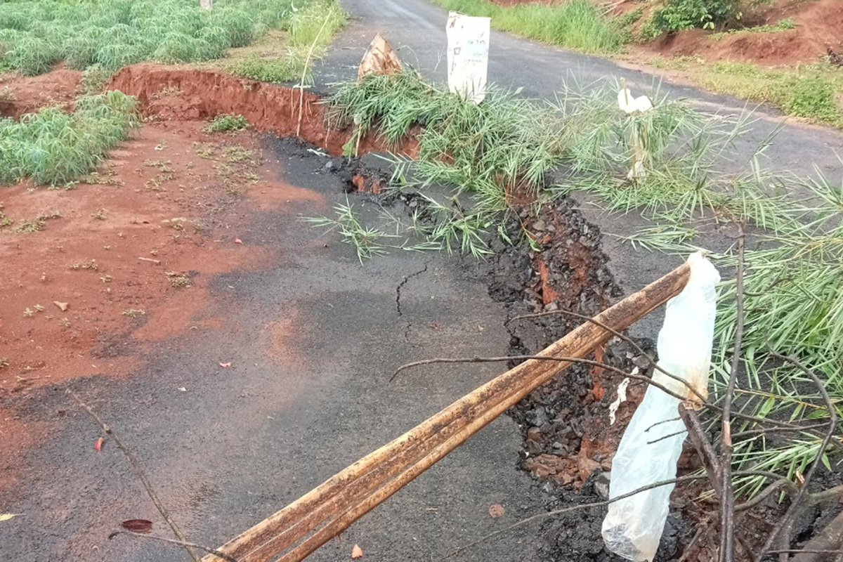 Vị trí bị sụt lún 0,8 m ở thôn Doãn Văn. Ảnh: Ngọc Oanh