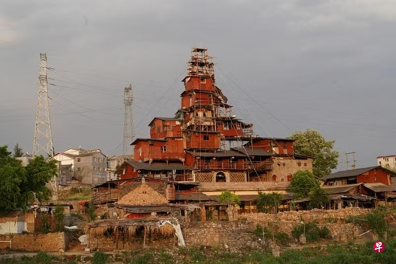 Tòa lâu đài anh Trần xây tại quê nhà Hưng Nghĩa, Quý Châu. Ảnh: Chinapress