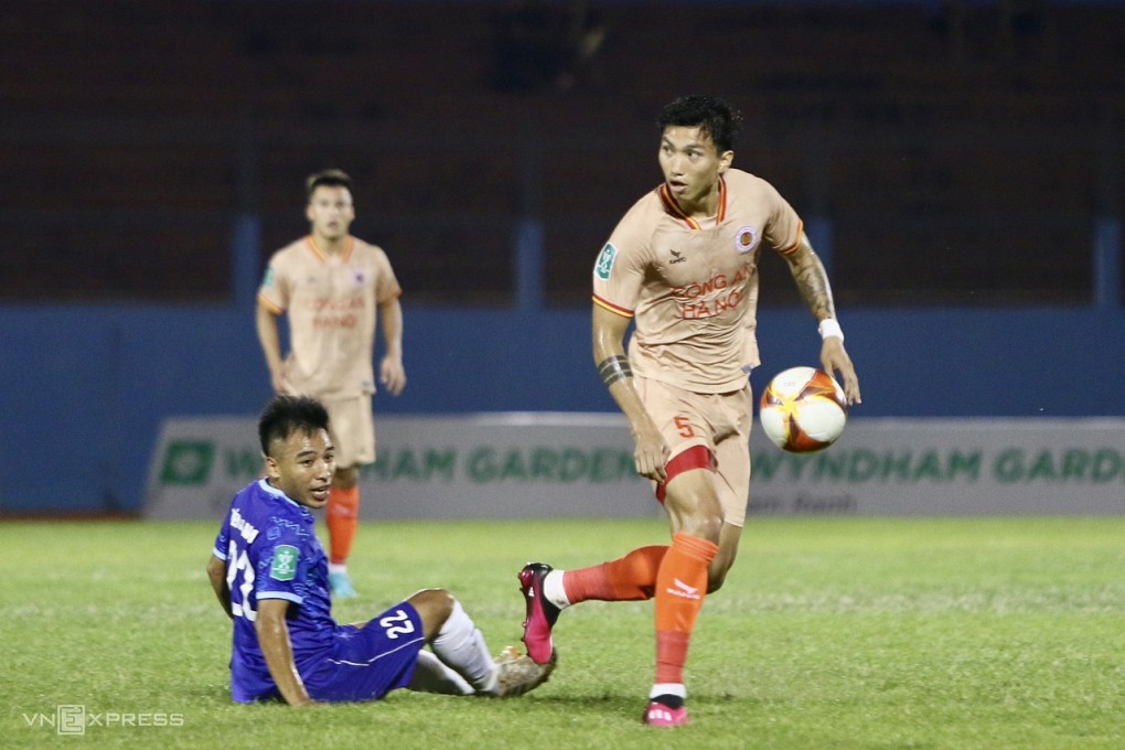 Văn Hậu thi đấu trong trận CAHN thắng 3-1 trên sân của Khánh Hòa ngày 2/4/2023 ở Cup Quốc gia. Ảnh: Hoàng Minh.