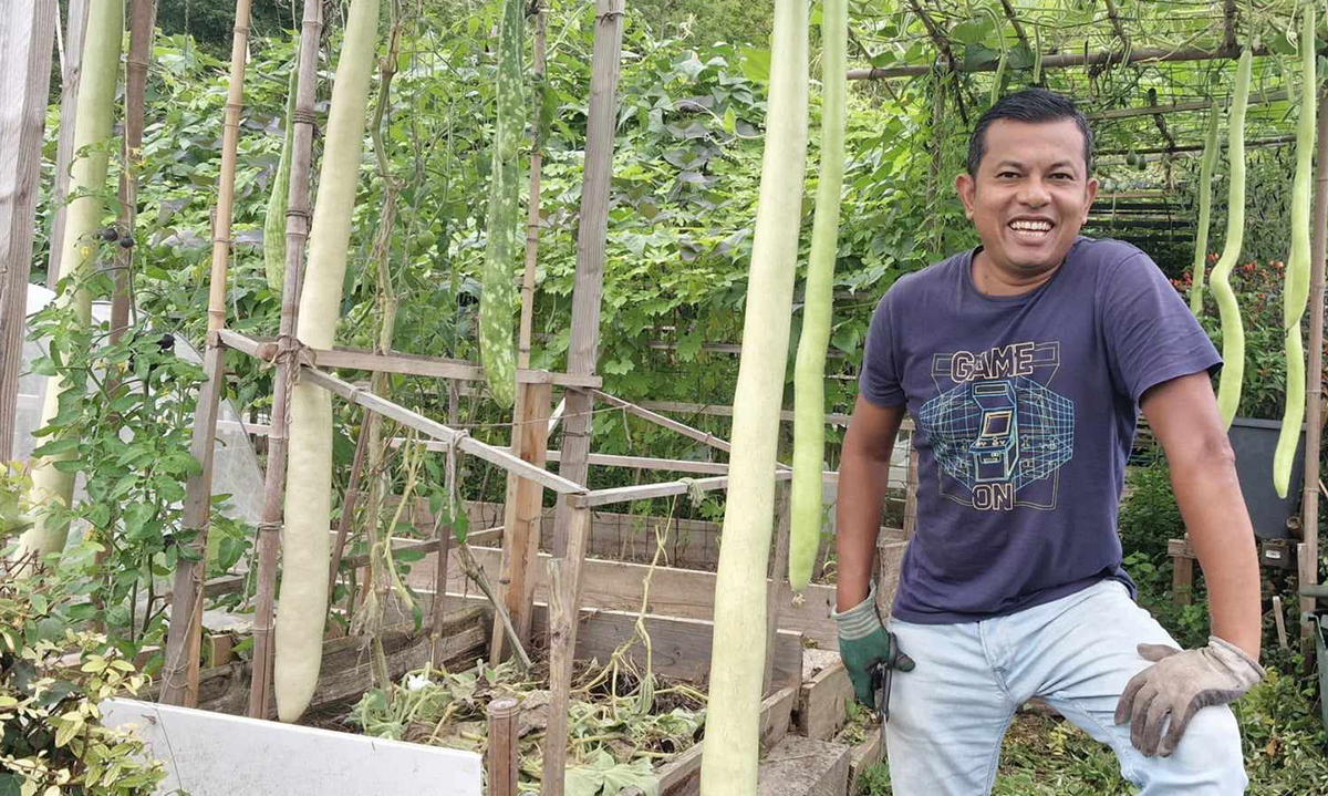Anh André Souppaya bên một góc vườn rau của gia đình tại ngoại ô Paris, Pháp. Ảnh: Nhân vật cung cấp