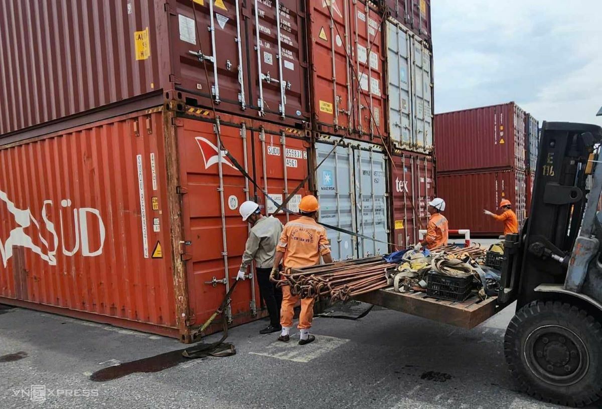 Công nhân Cảng Tân Vũ (Hải Phòng) buộc chèn lót contariner, sáng 6/9. Ảnh: Bảo Minh