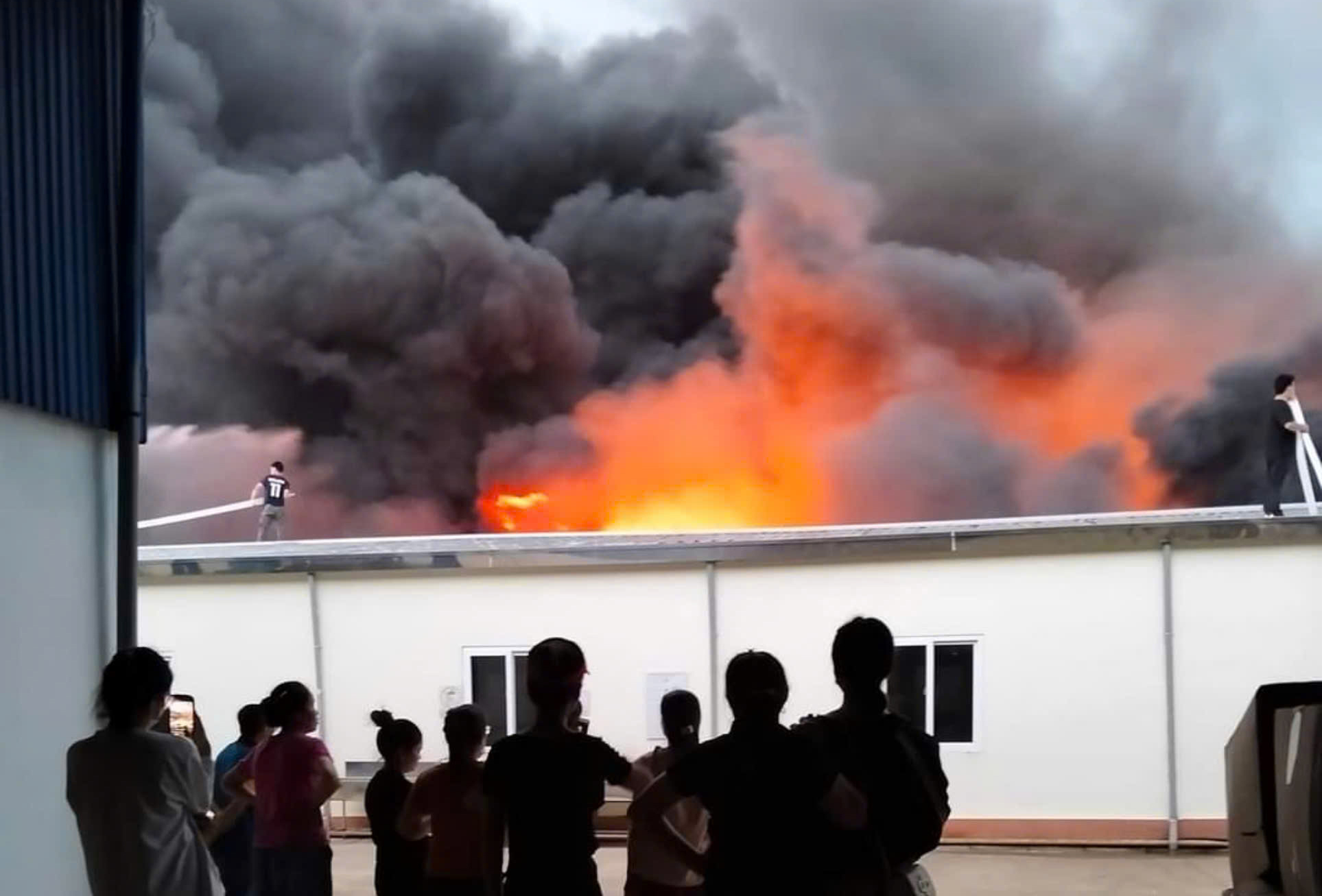 Khói lửa nghi ngút trong nhà để xe Công ty Victorry.  Ảnh: Lam Sơn