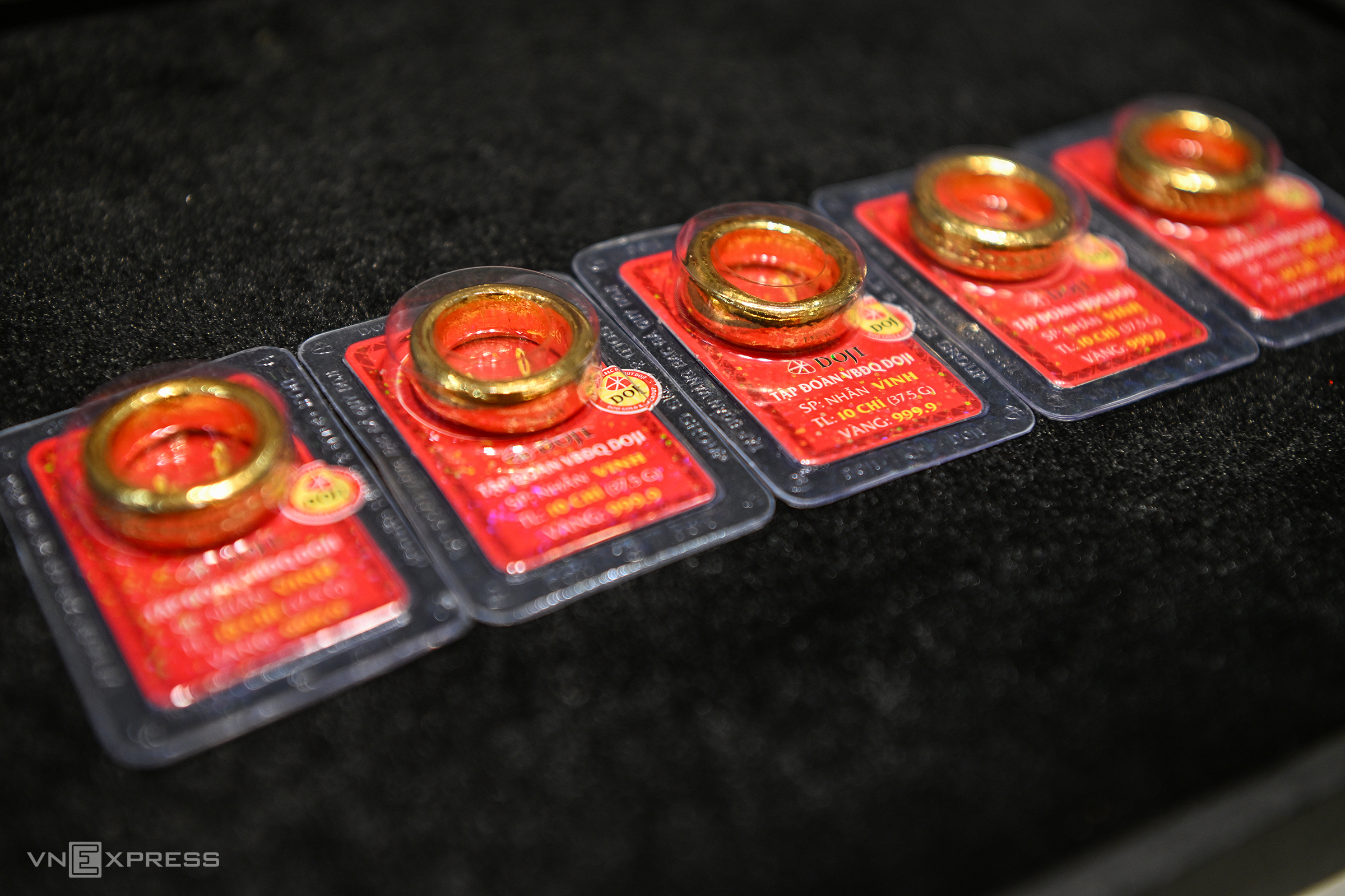 Vàng nhẫn trơn loại 1 lượng được bày bán tại một thương hiệu. Ảnh: Giang Huy