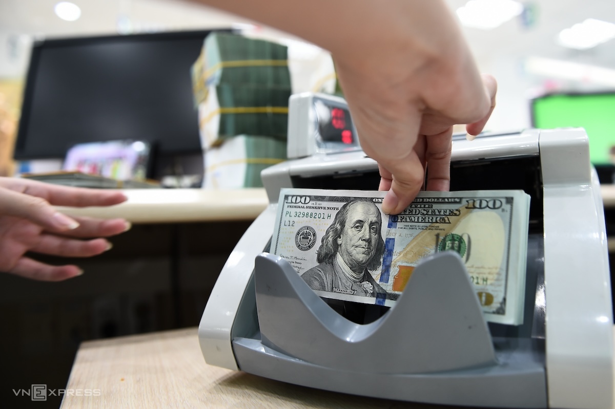 Giao dịch USD tại quầy một ngân hàng thương mại, tháng 11/2022. Ảnh: Thanh Tùng