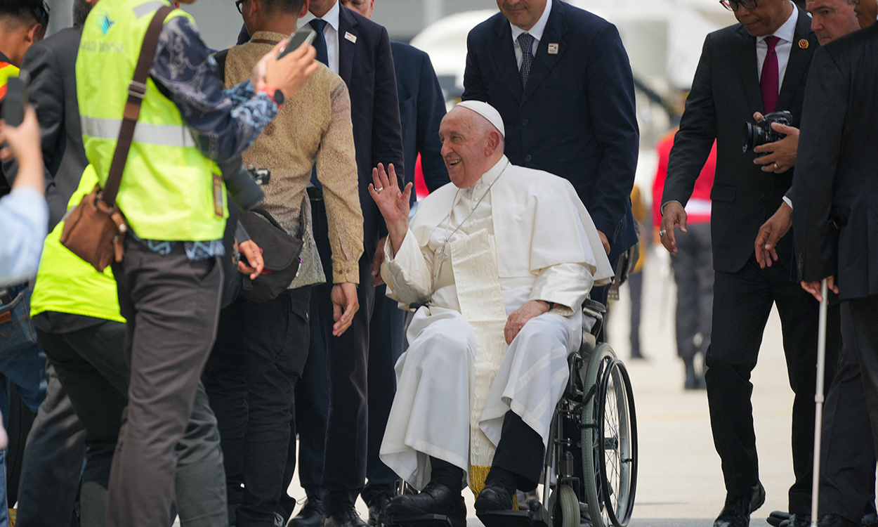 Giáo hoàng (giữa) tại sân bay quốc tế ở Jakarta trước khi rời Indonesia hôm 6/9. Ảnh: AFP