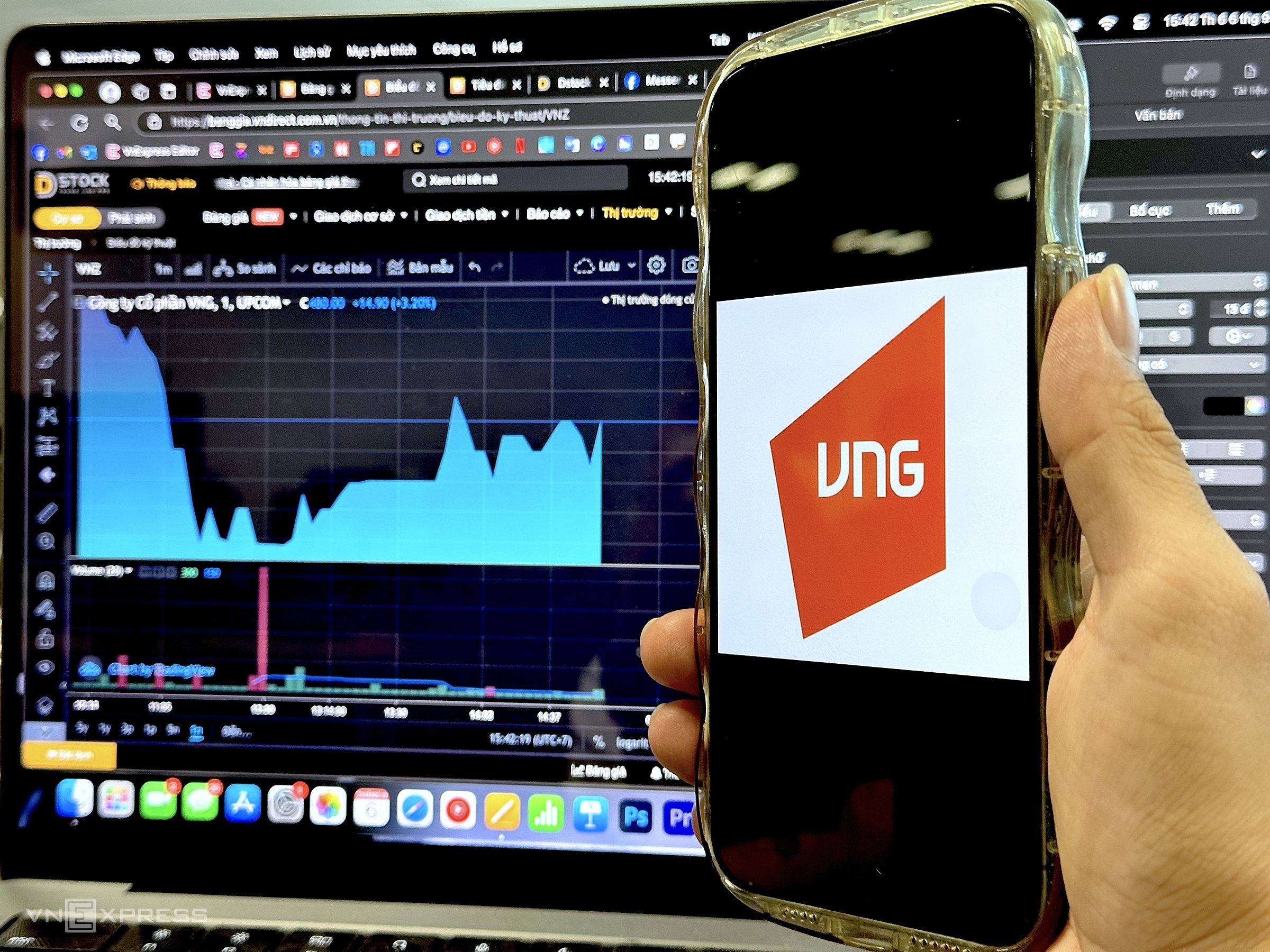 Nhà đầu tư đang theo dõi diễn biến cổ phiếu VNZ hôm nay. Ảnh: Tất Đạt