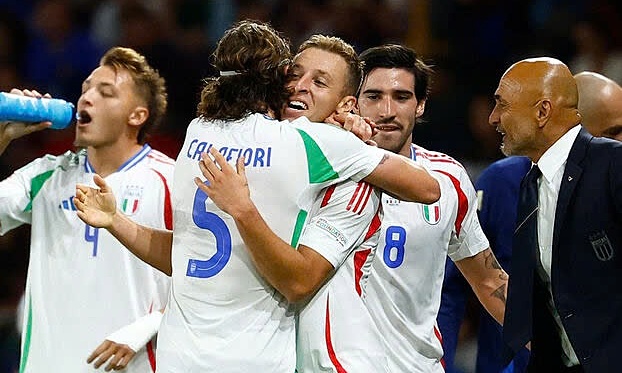 Davide Frattesi ôm Calafiori mừng bàn nâng tỷ số lên 2-1 cho Italy. Ảnh: Reuters
