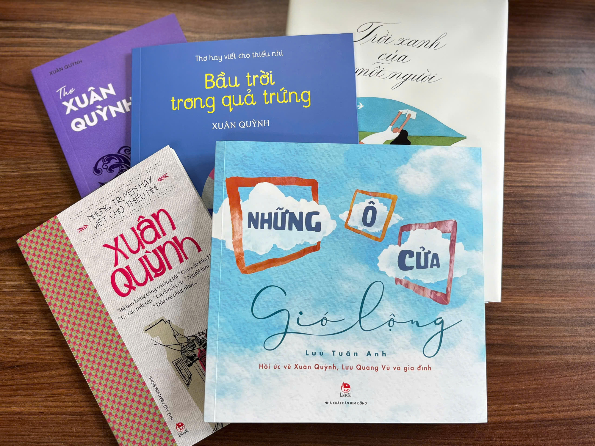 Tác phẩm Những ô cửa gió lộng do Nhà xuất bản Kim Đồng phát hành hôm 28/8. Ảnh: Nhà xuất bản cung cấp