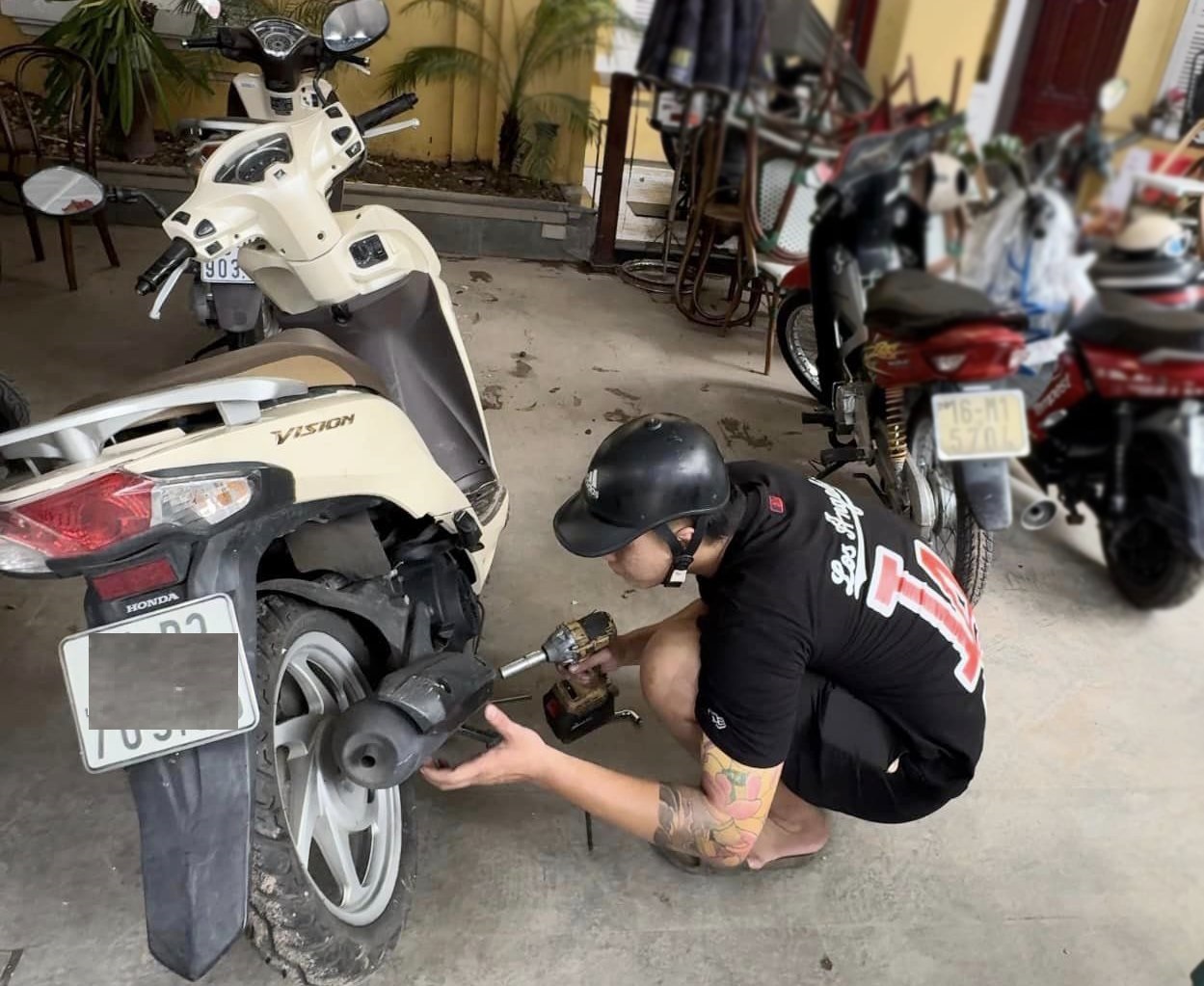 Nhóm của Đức Thắng sửa xe miễn phí cho người dân vì mưa ngập, tại Lê Chân, Hải Phòng, ngày 12/9.  Ảnh nhân vật cung cấp