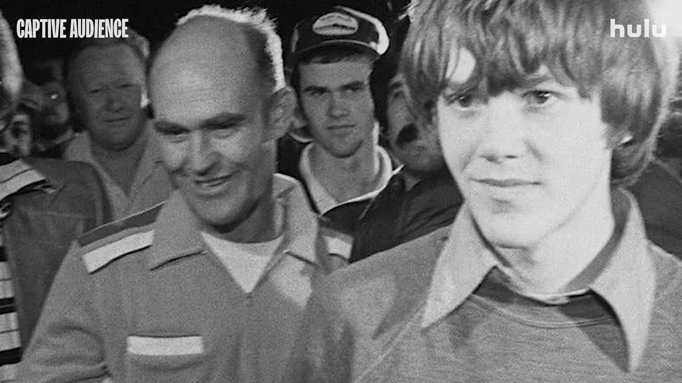 Steven Stayner (phải) trong ngày đoàn tụ cùng gia đình, Cary Stayner đội mũ đứng phía sau. Ảnh: Hulu