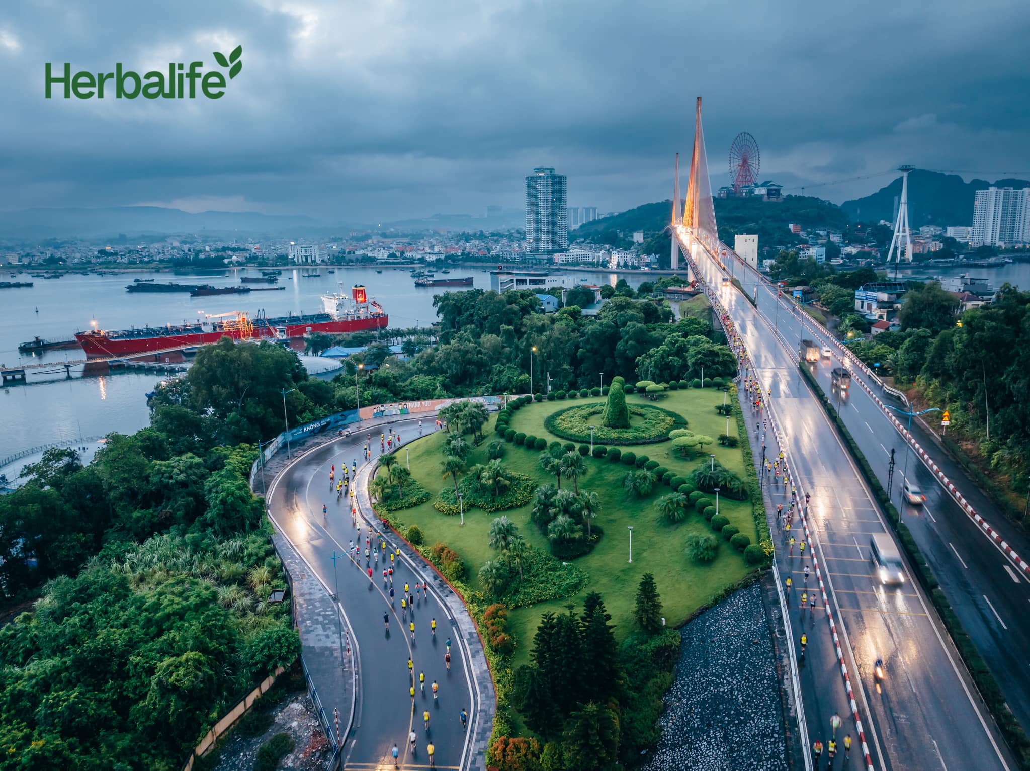 Runner leo dốc cầu Bãi Cháy tại VM Hạ Long 2023. Ảnh: Herbalife