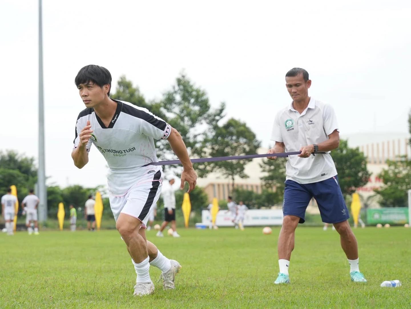 Công Phượng (trái) tập luyện ở CLB Bình Phước.