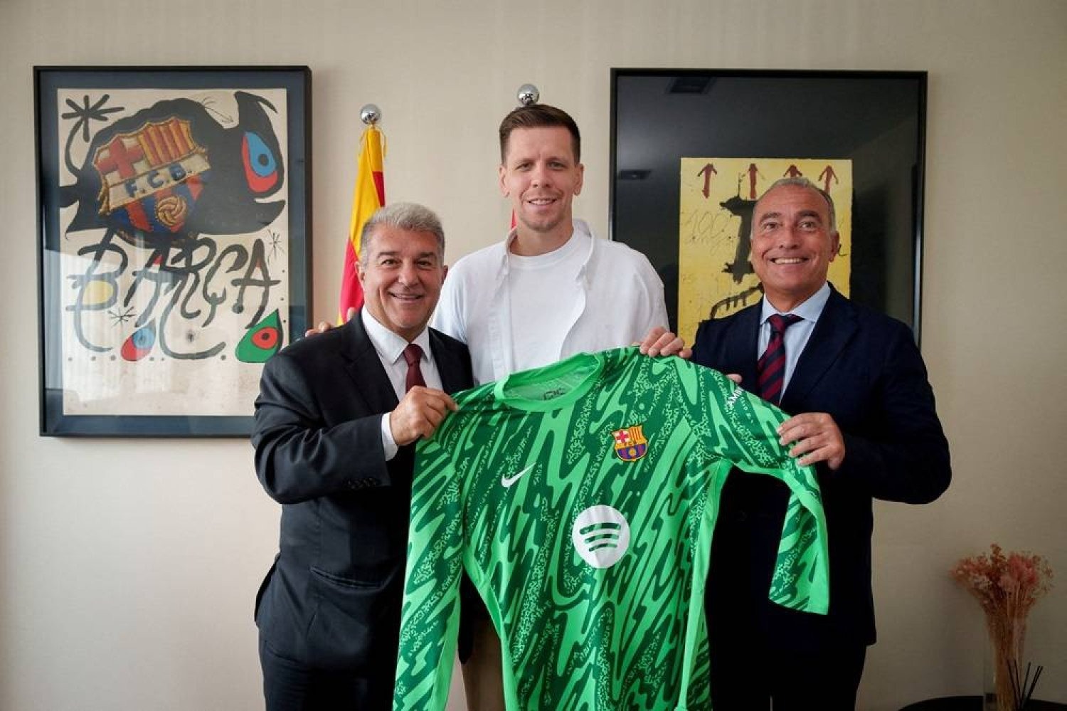 Szczesny (giữa) ra mắt tại trụ sở Barca ngày 2/10. Ảnh: Reuters
